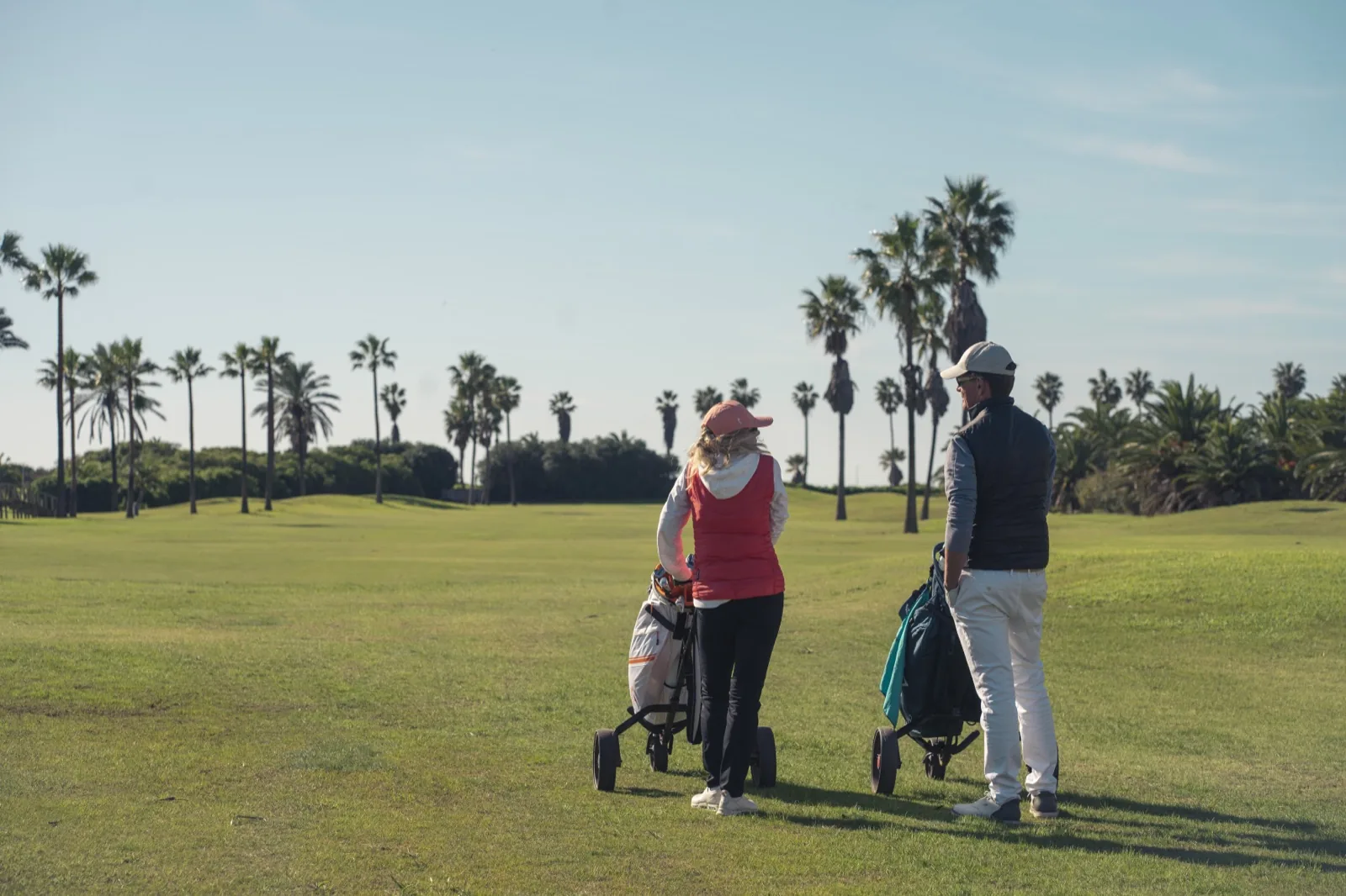 Golfer mit Trolleys auf dem Fairway, Costa Ballena Golf Club