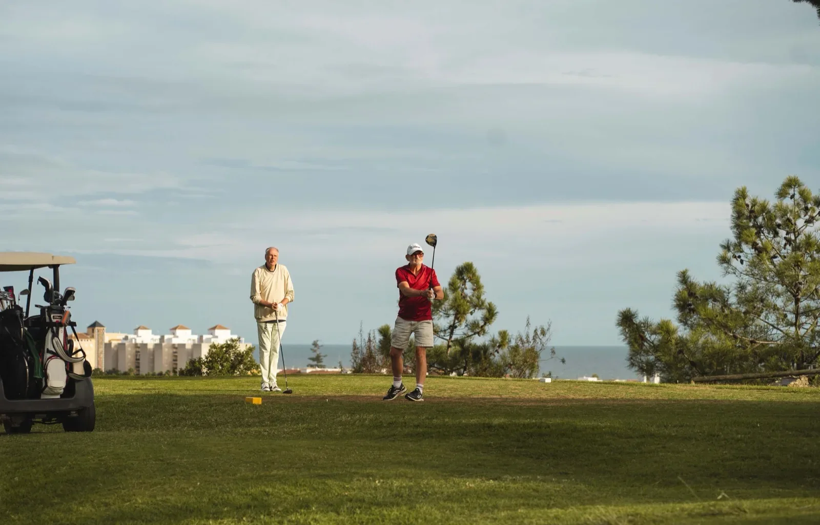 Golfer am Abschlag mit Meerblick, Costa Islantilla Golf Club