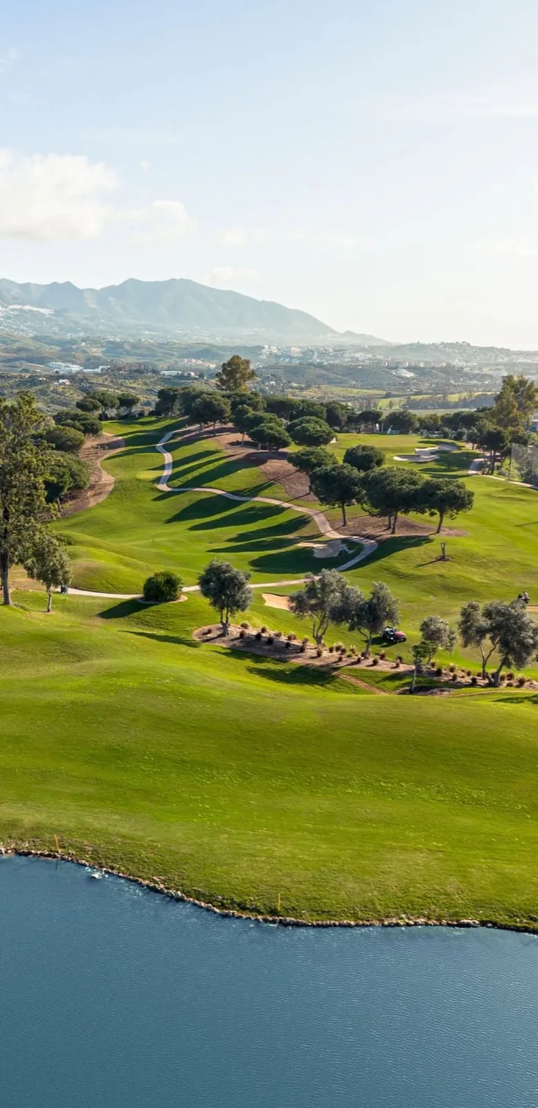 Fairway in den Hügeln mit Blick auf den See, La Cala Golf Resort