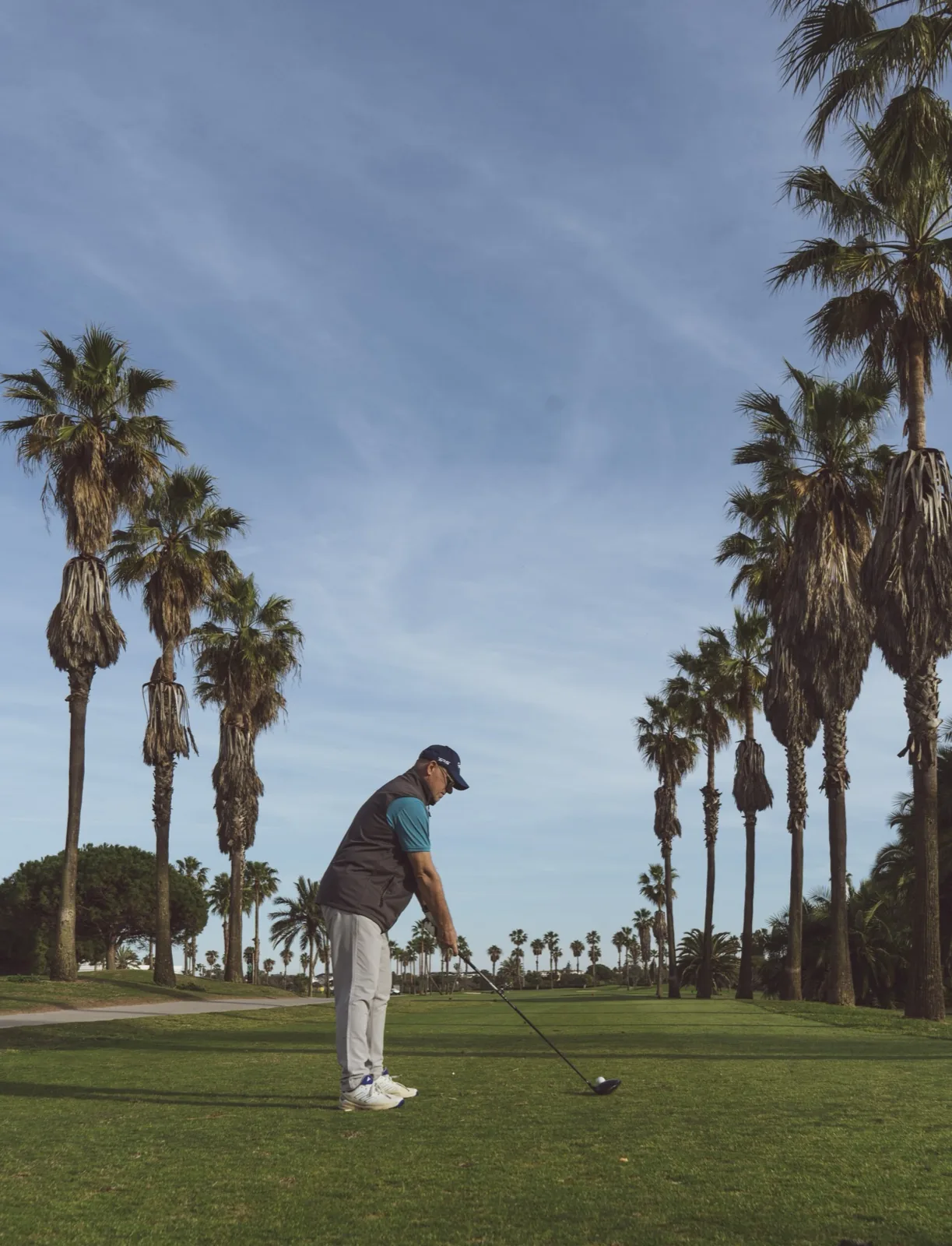 Abschlag zwischen Palmen, Vamos Golf